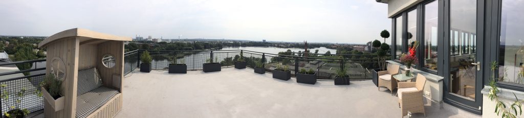 Modernes stilvolles Loft mit großer Dachterrasse und Blick über Berlin