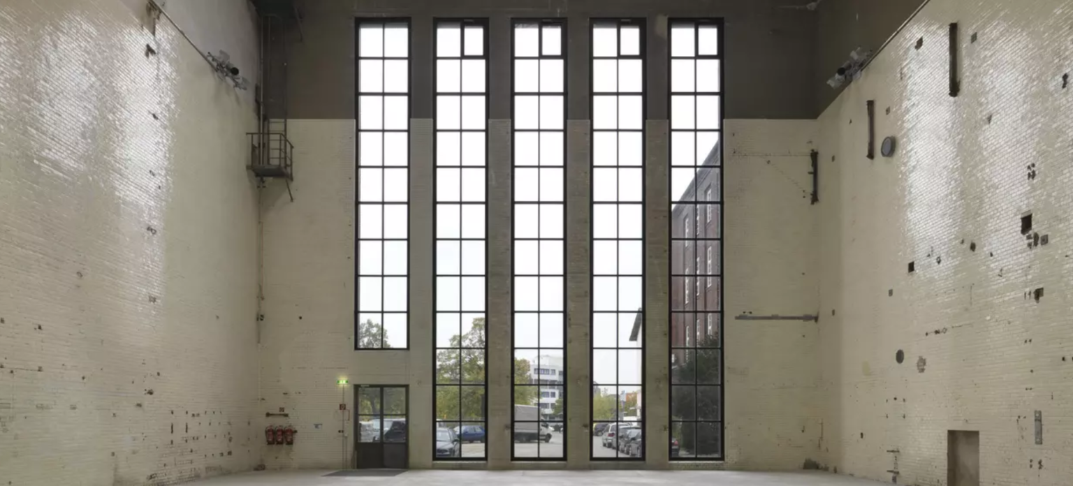Imposante Halle mit hohen Decken und vielen Fenster – LOCATIONS FÜR