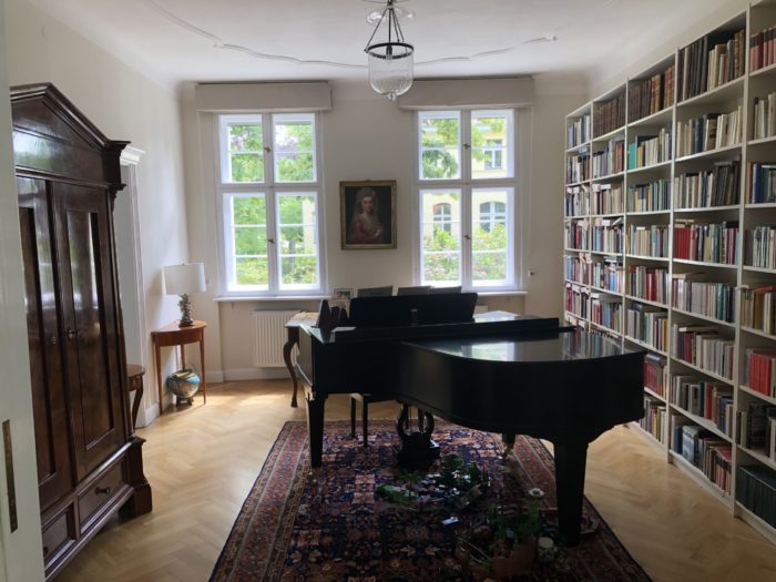 bürgerliche Villa voller Antiqutäten und großem Garten