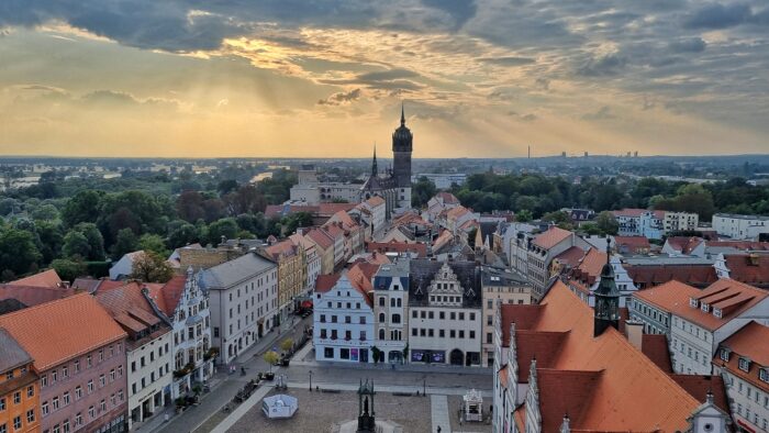 LUR2021_3221 | Allee / Straße / Weg / Platz / Markt, Kirche, Öffentliche Einrichtung, Schloss / Burg – Bild 10