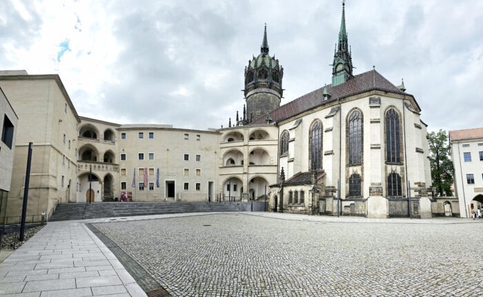 LUR2021_3221 | Allee / Straße / Weg / Platz / Markt, Kirche, Öffentliche Einrichtung, Schloss / Burg
