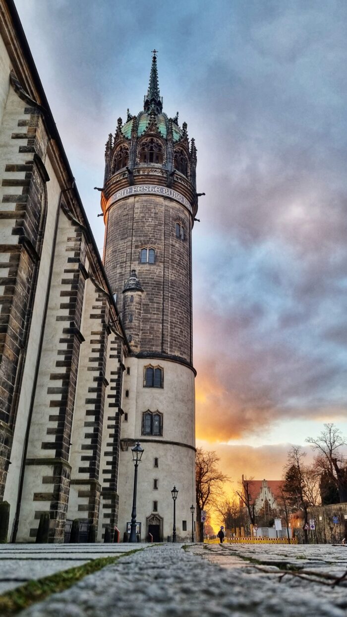 LUR2021_3221 | Allee / Straße / Weg / Platz / Markt, Kirche, Öffentliche Einrichtung, Schloss / Burg – Bild 7