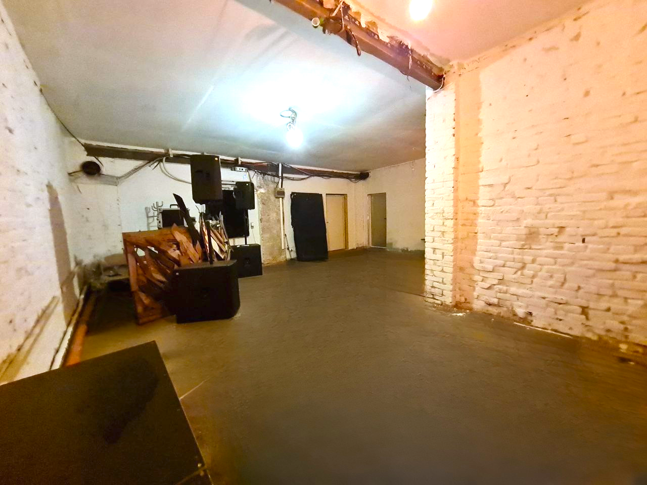 LUR2021_3471 | Bar / Klub / Disco, Cafe / Restaurant / Imbiss, Event-Location, Halle, Lagerhalle, Ruine / Lost place, Studio / Atelier – Bild 8